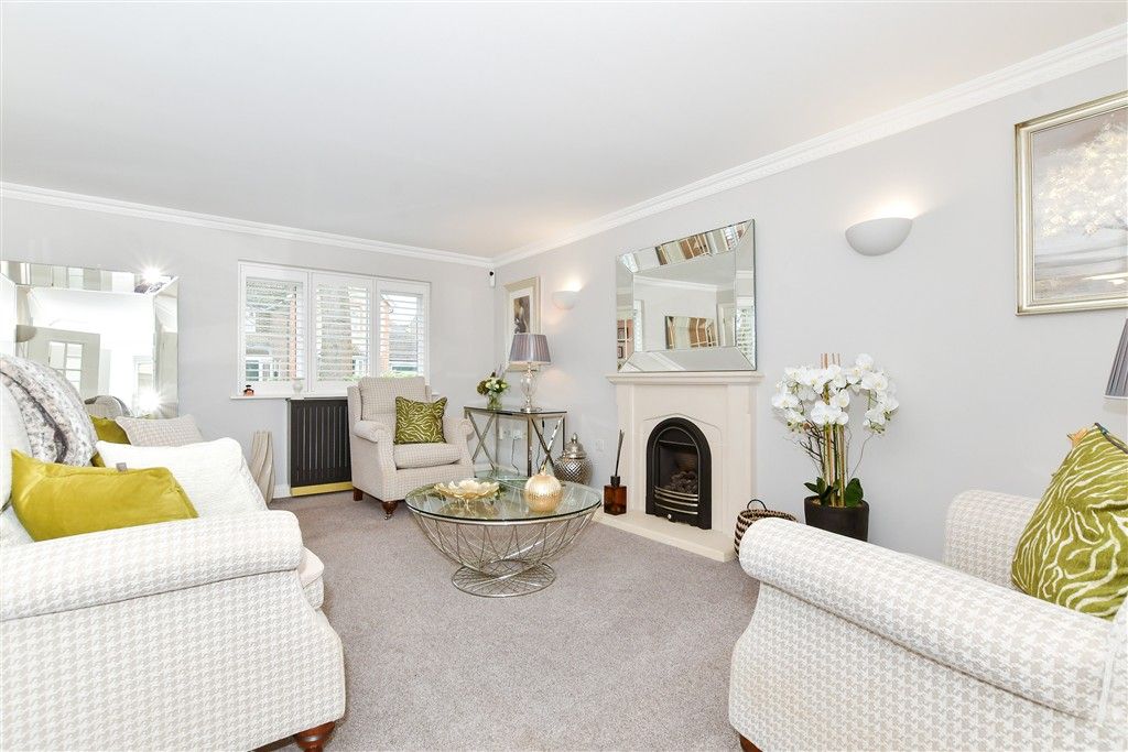 Property photo 3 of 15 Lounge