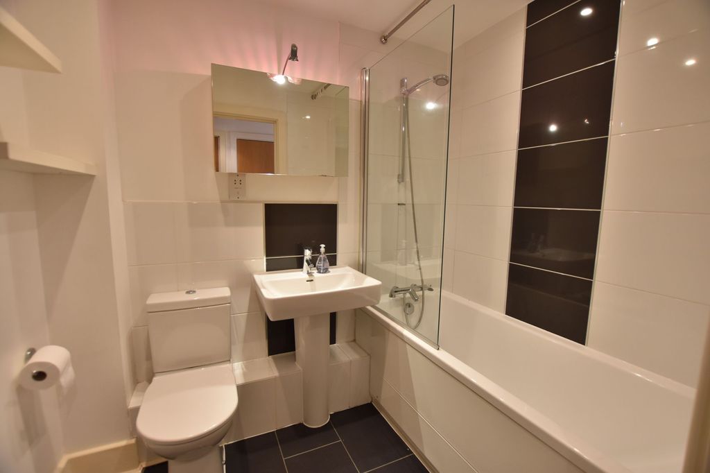 Property photo 2 of 9 Bathroom