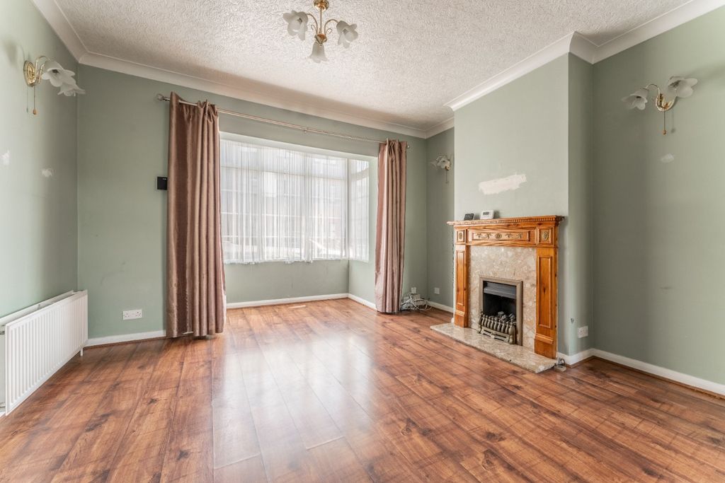 Property photo 2 of 15 5565682