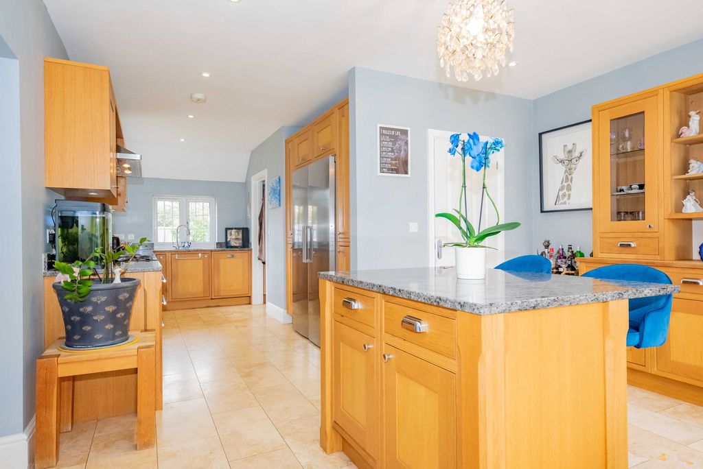 Property photo 3 of 27