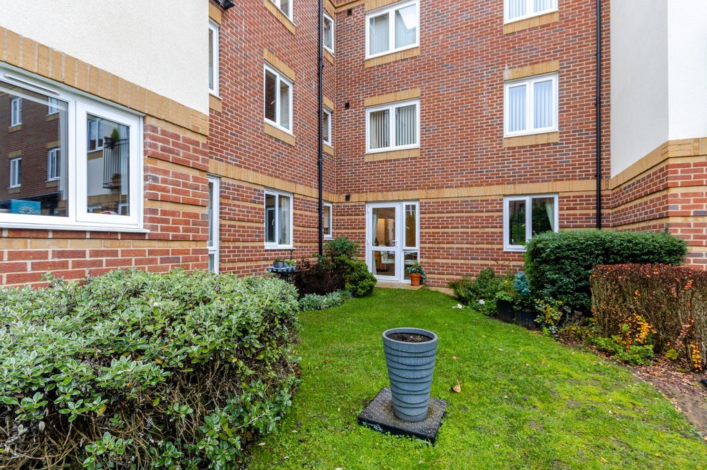 Property photo 2 of 16 Garden 2