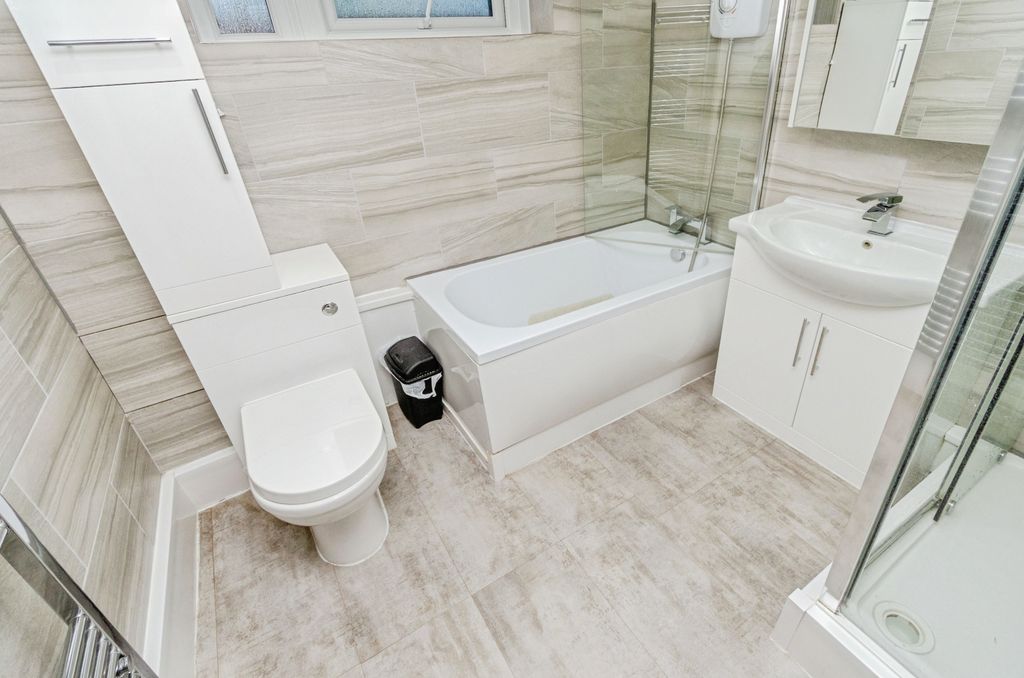 Property photo 1 of 14 Bathroom