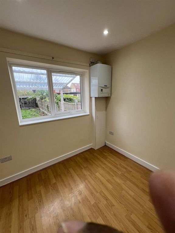 Property photo 3 of 9 173 D Room2.Jpeg