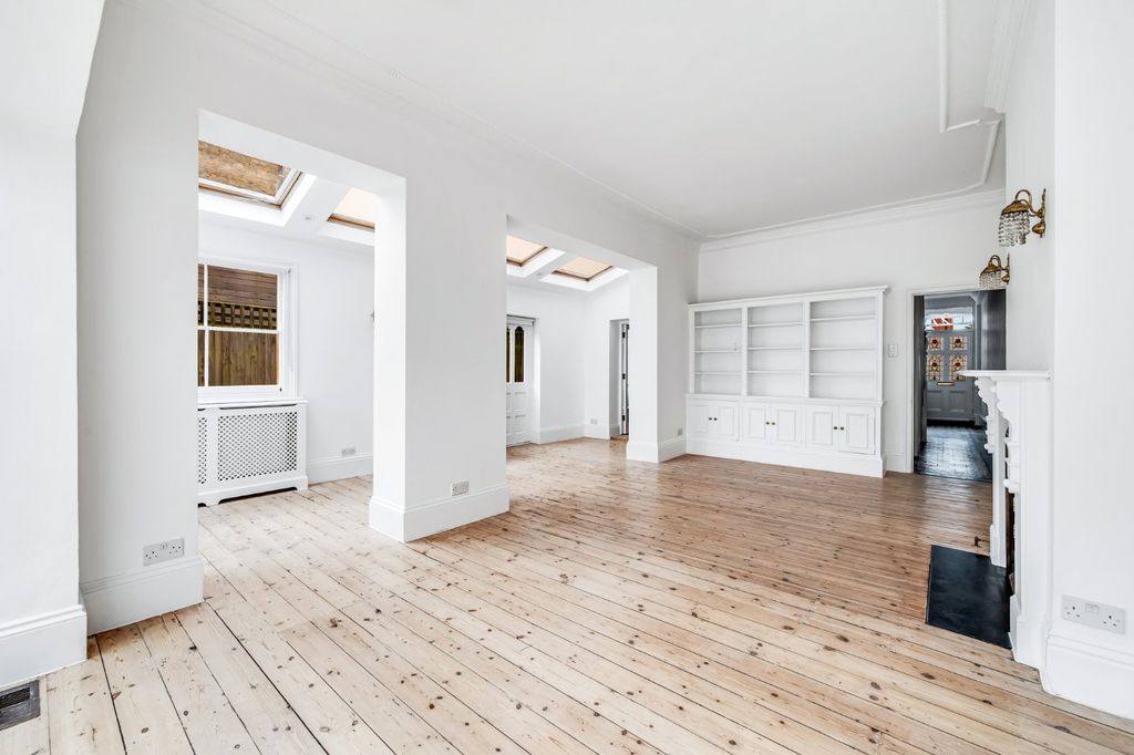 Property photo 3 of 25