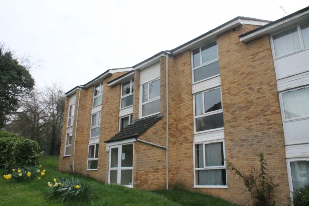 Property photo 1 of 5 Newly Refurbished One Bedroom Ground Floor Flat