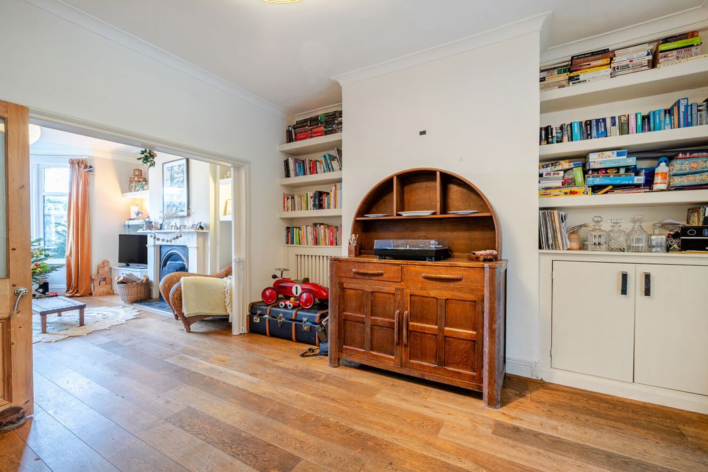 Property photo 3 of 22 1394065-11-694523...