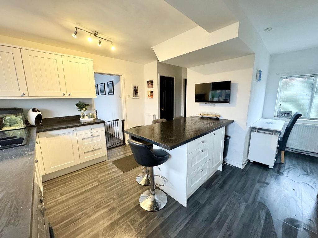 Property photo 3 of 14 Kitchen