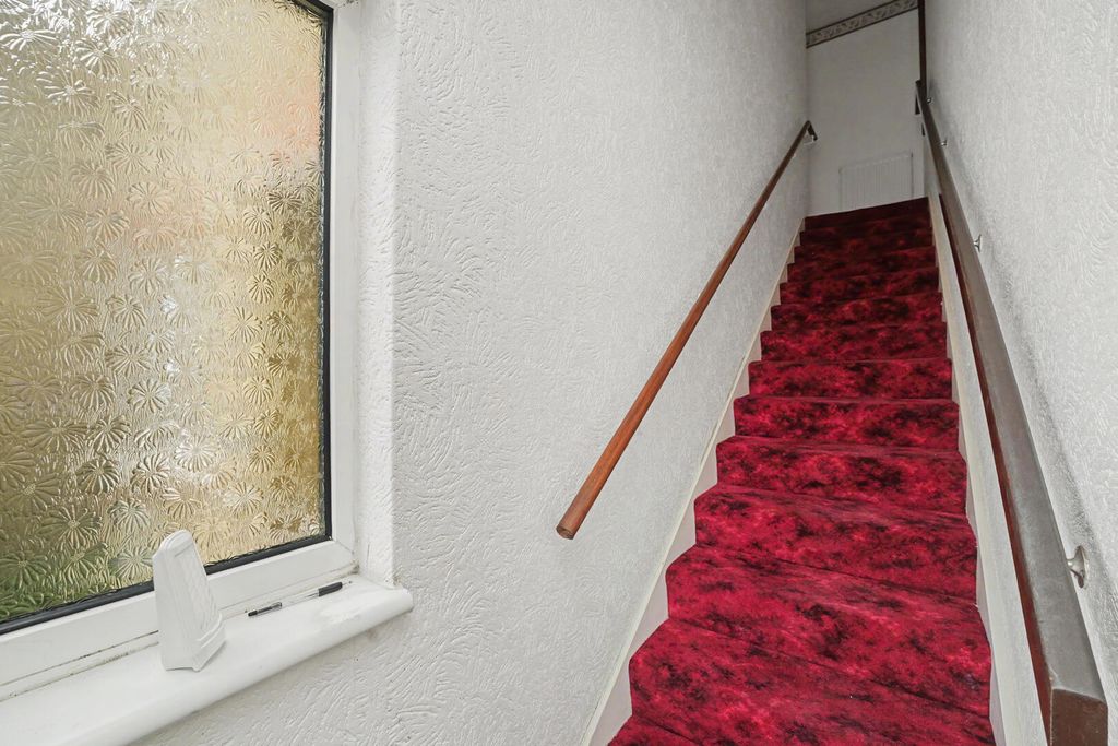Property photo 2 of 14 Hallway