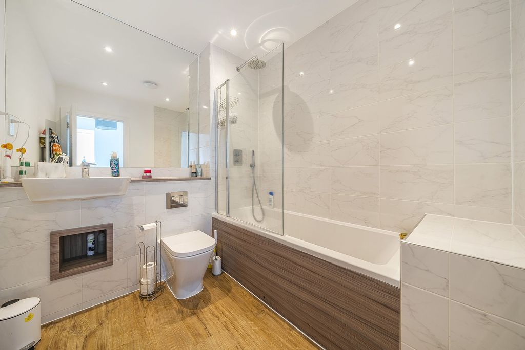 Property photo 3 of 19 Bathroom (1)