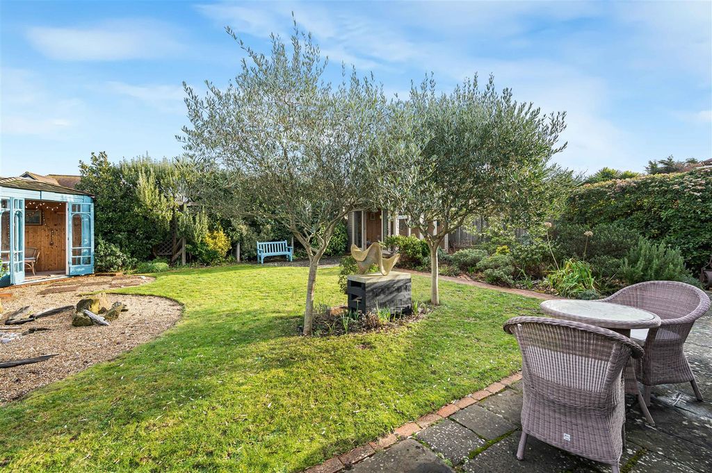 Property photo 2 of 33 Garden