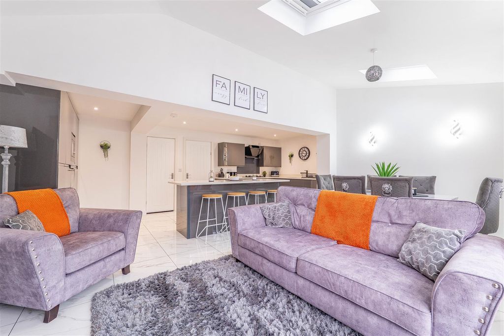 Property photo 2 of 29 Kitchen/Dining Room