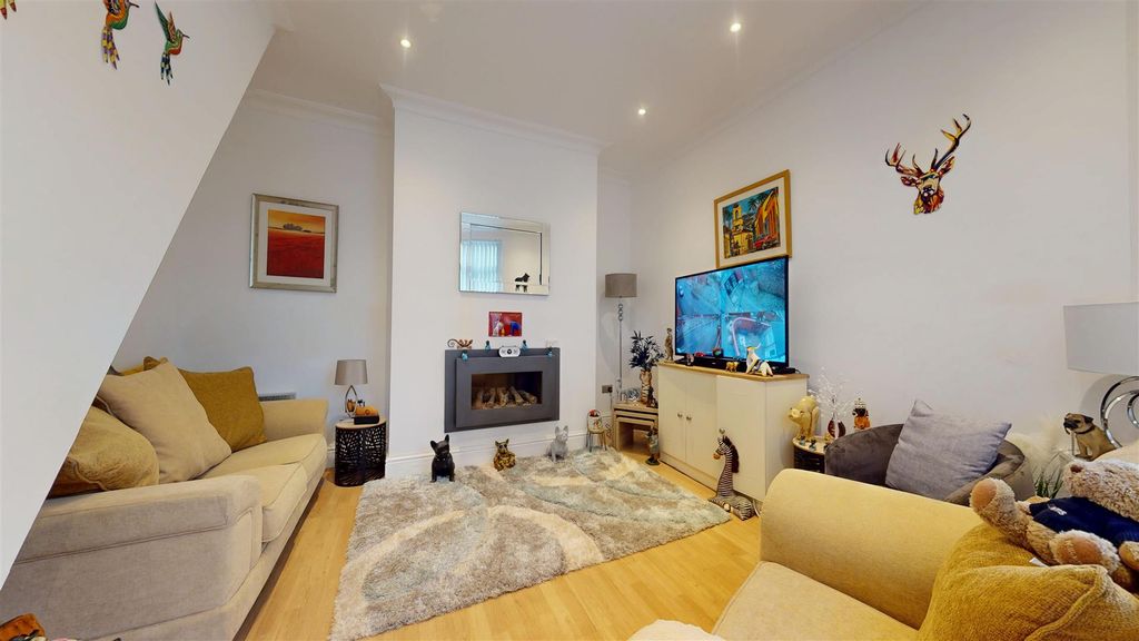 Property photo 2 of 21 Rutland Street Living Room