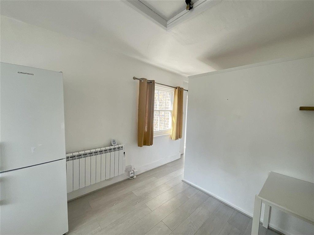 Property photo 2 of 8 Lounge