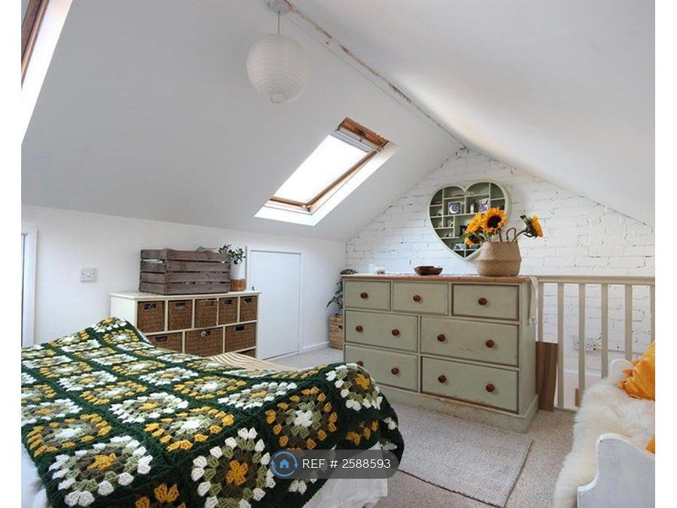 Property photo 2 of 12 Loft Room