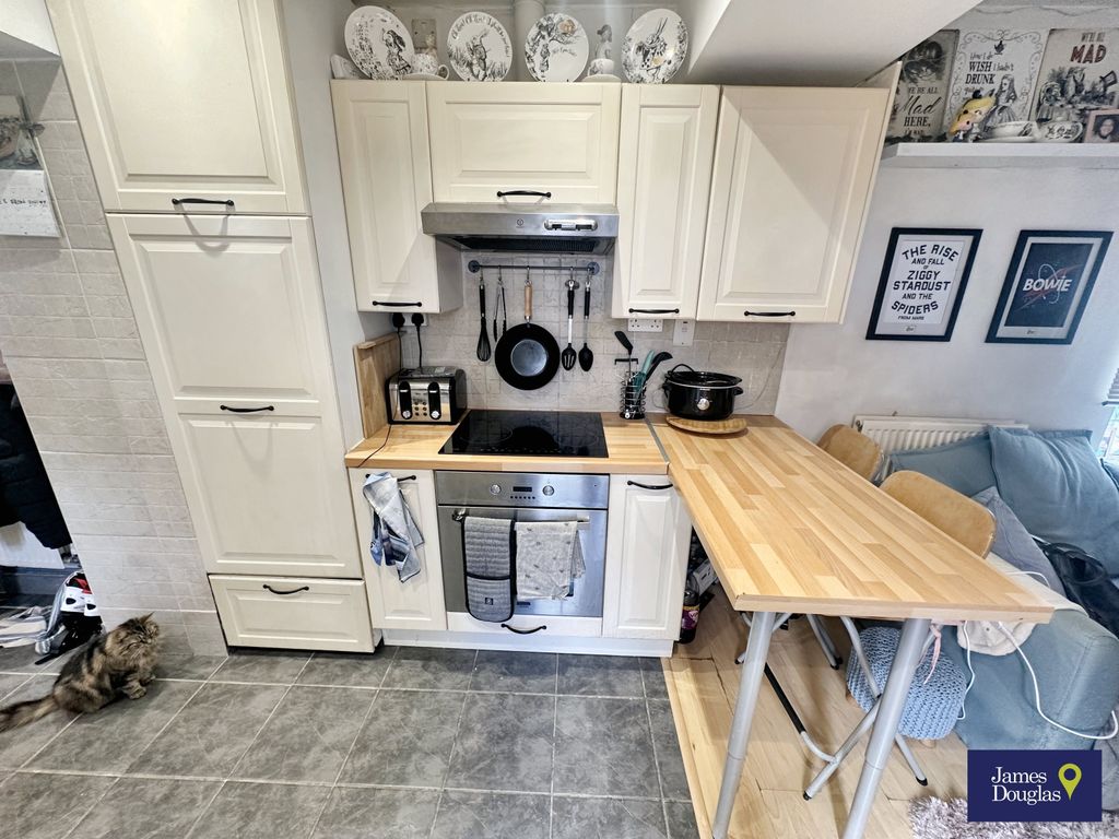 Property photo 2 of 10 Kitchen (Oven)