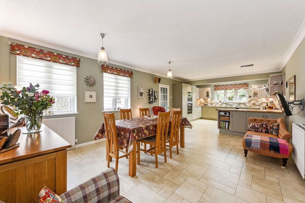 Property photo 2 of 31