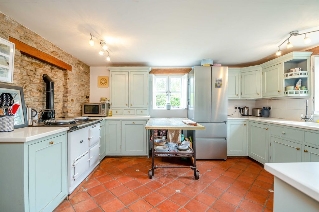 Property photo 2 of 32