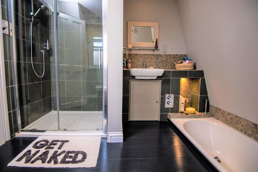 Property photo 3 of 9 Bathroom 2.Jpg
