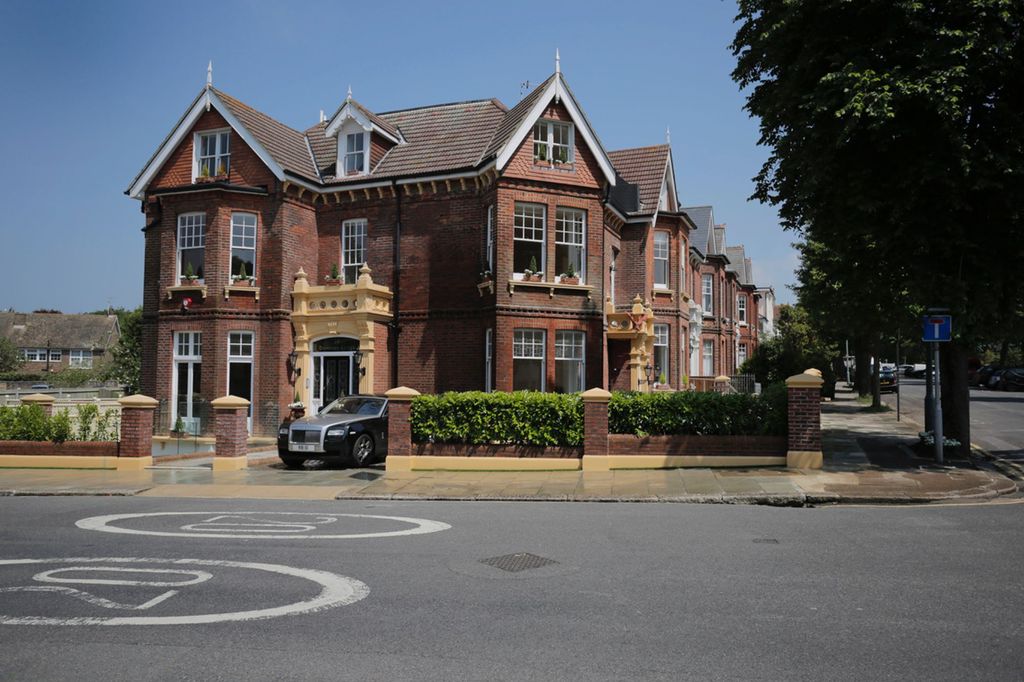 Property photo 1 of 8 Exterior