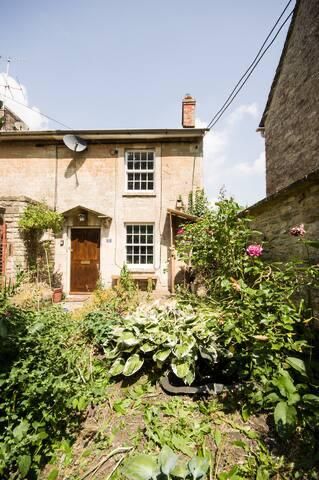 Property photo 1 of 8 Front Garden