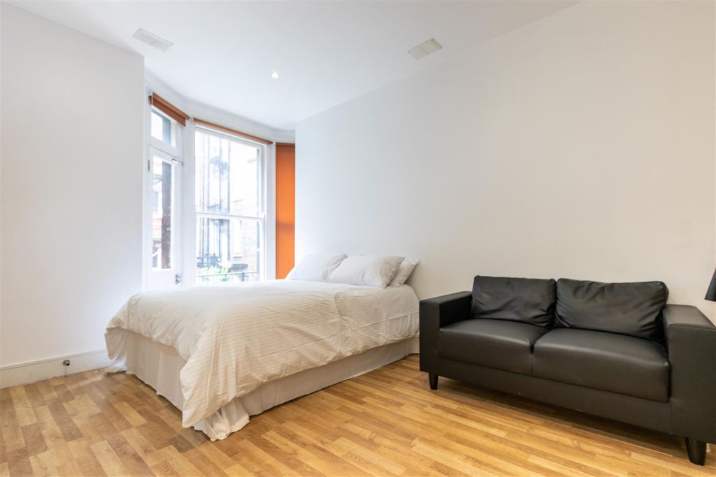 Property photo 2 of 7 Bed Area (1 Of 1).Jpg