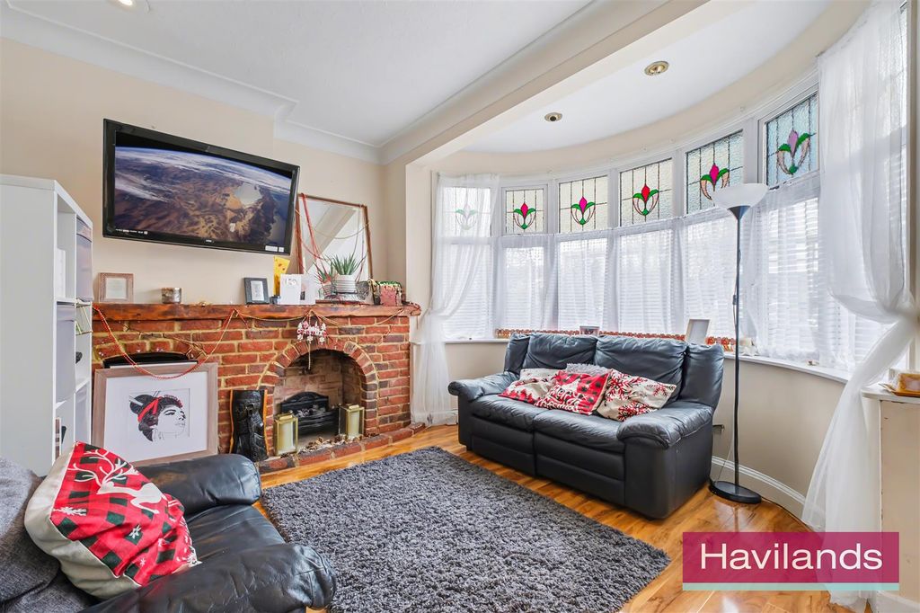 Property photo 2 of 12 39 Laburnum Grove N21 3Ht-2.Jpg