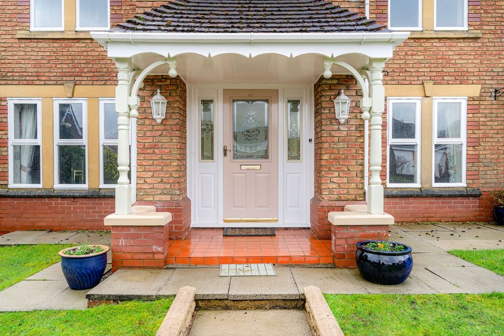 Property photo 2 of 33 Photograph 3