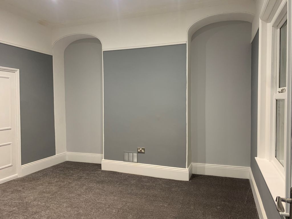 Property photo 3 of 8 Lounge