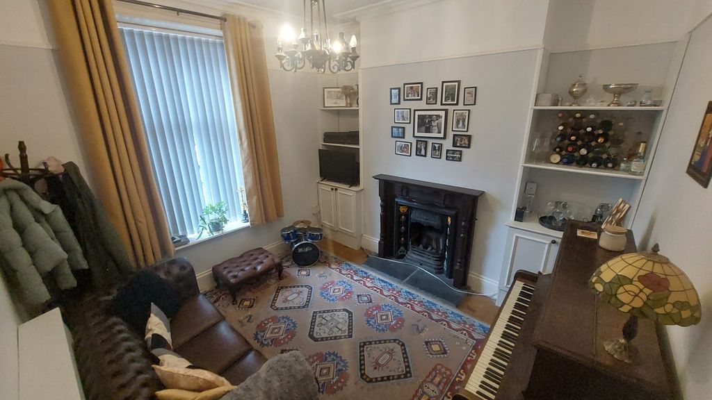 Property photo 2 of 16 Lounge New