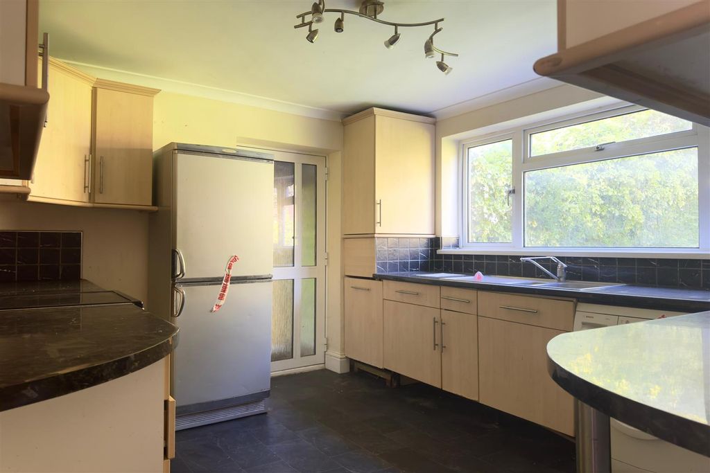 Property photo 3 of 7 Kitchen
