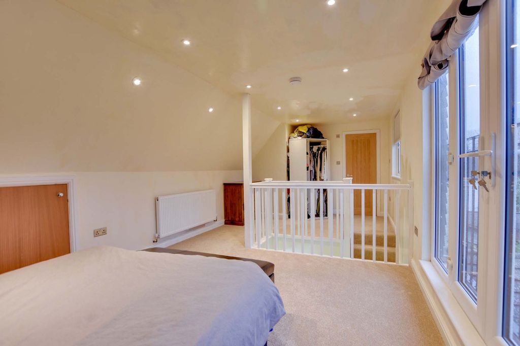 Property photo 3 of 32