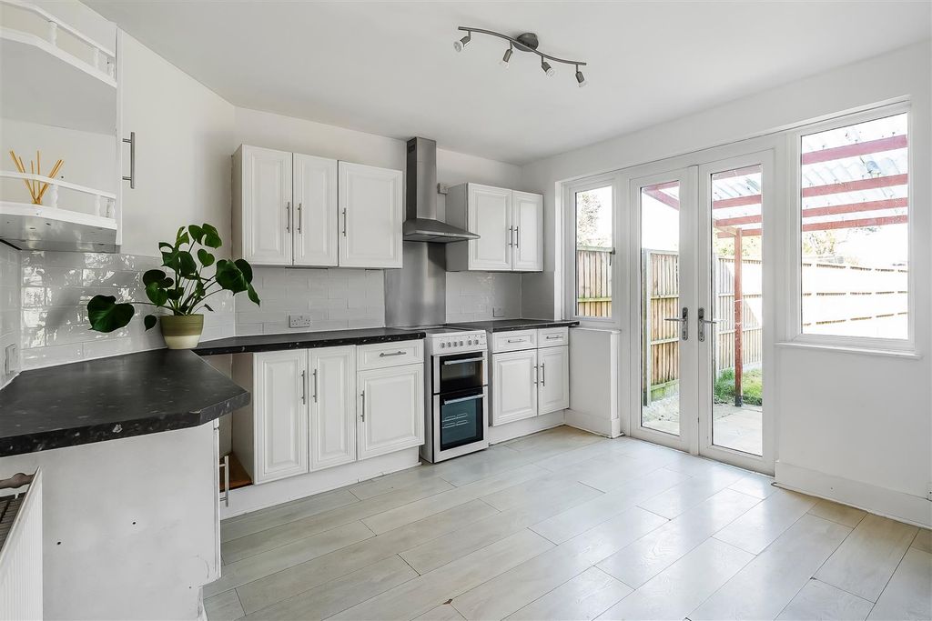 Property photo 2 of 15 28-Cleeve-Road-9.Jpg