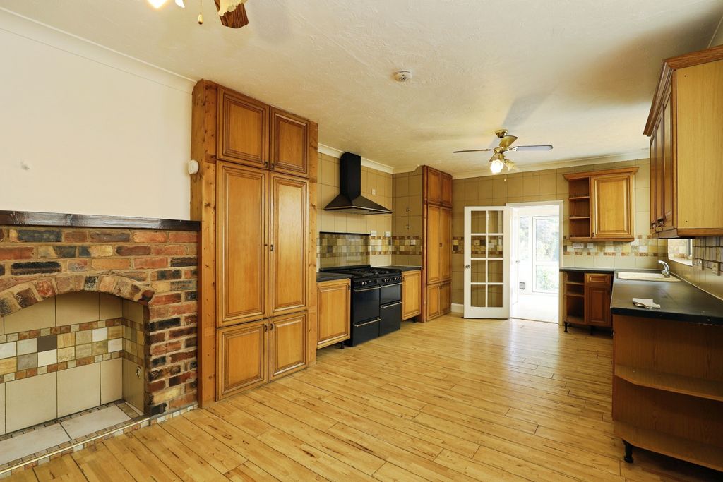 Property photo 3 of 20 Kitchen/Dining Room