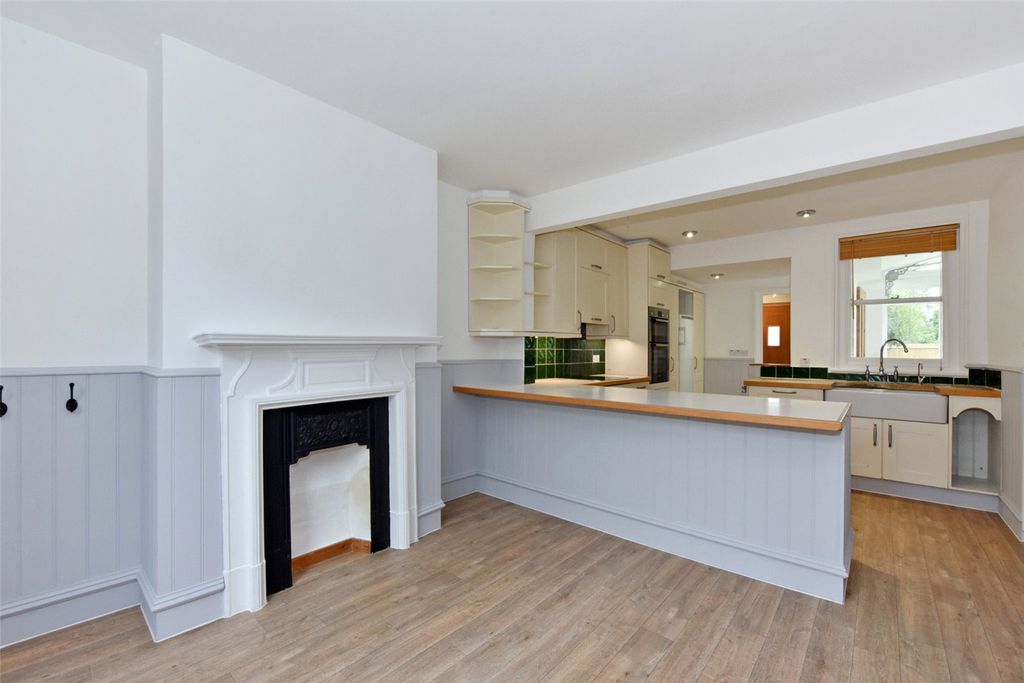 Property photo 3 of 10 Kitchen