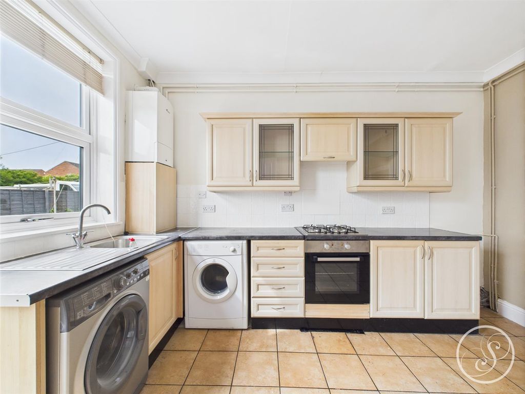 Property photo 3 of 18 Kitchen