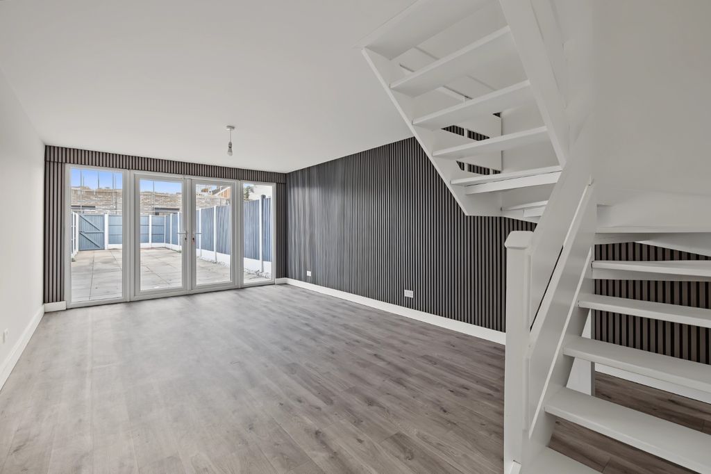 Property photo 3 of 14 6110435
