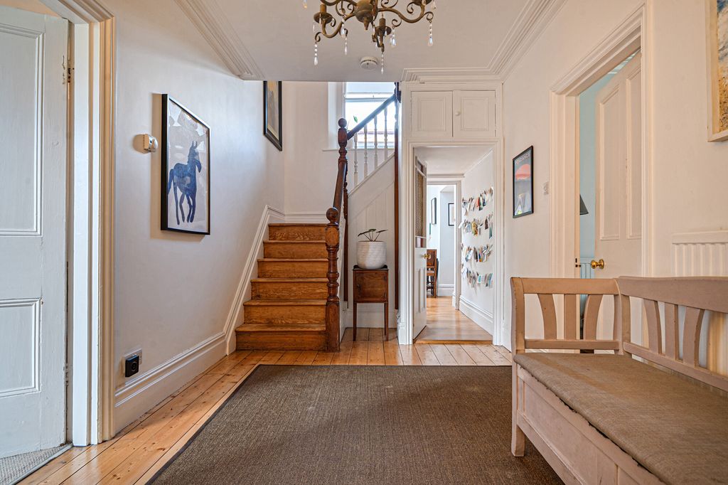 Property photo 3 of 18 Entrance Hall