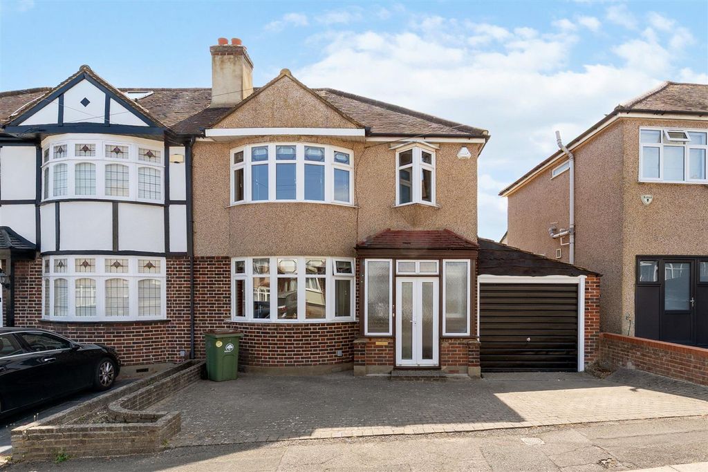Property photo 1 of 12 Hillfield Avenue Sm4.