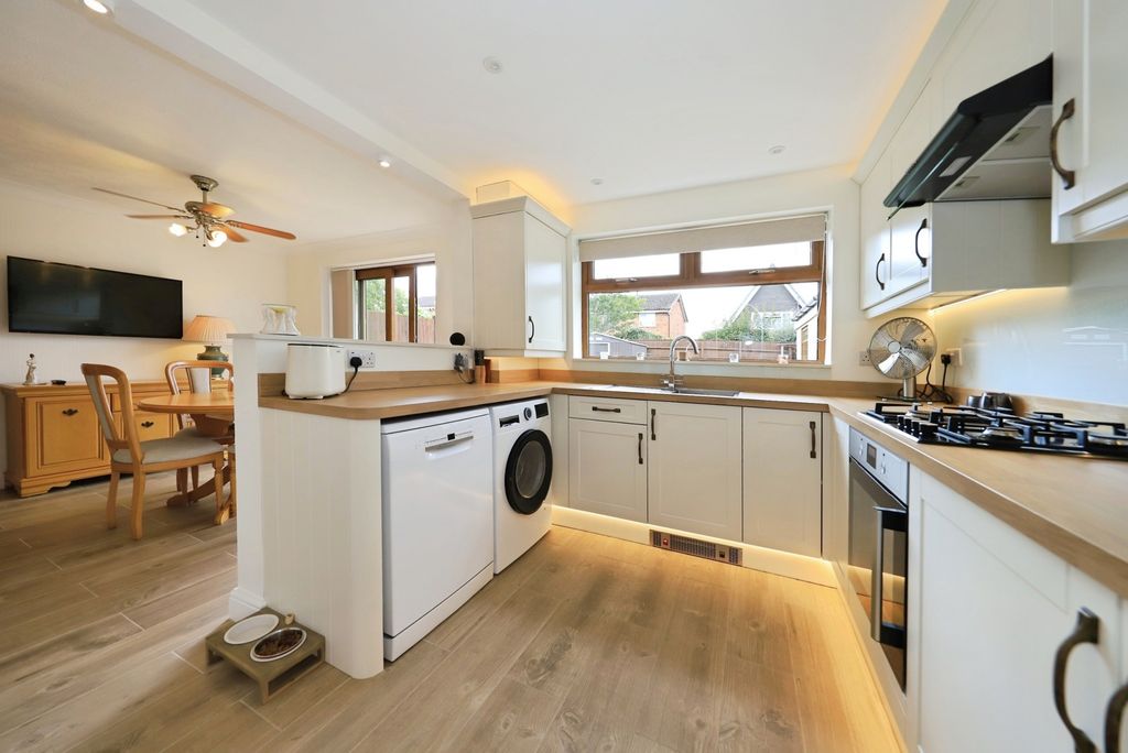 Property photo 3 of 20 Fitted Kitchen/Diner