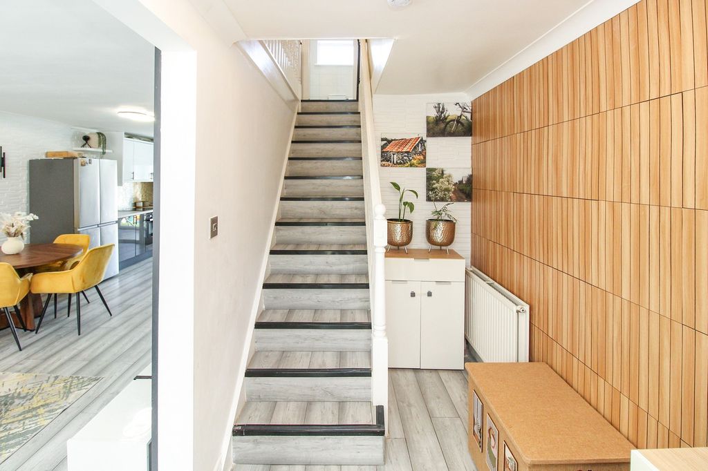 Property photo 2 of 14 Entrance Hall