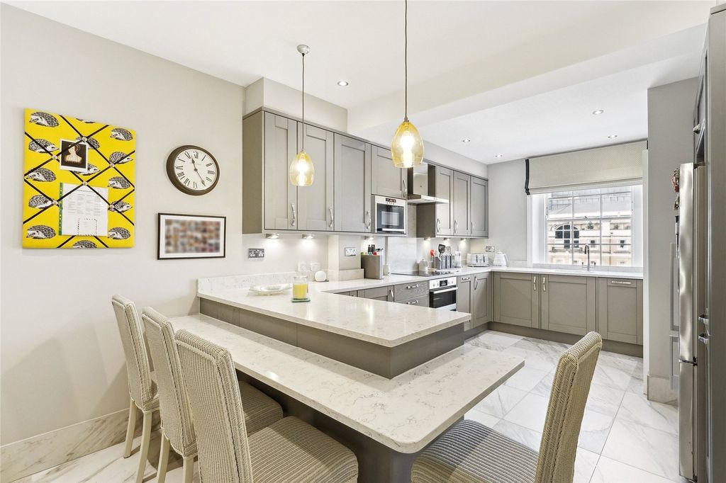 Property photo 3 of 10 Kitchen