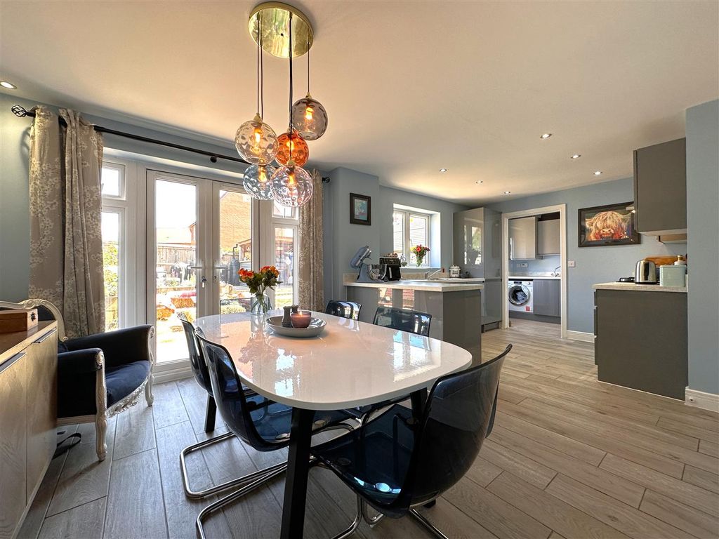 Property photo 2 of 23 Open-Plan Dining Kitchen 842
