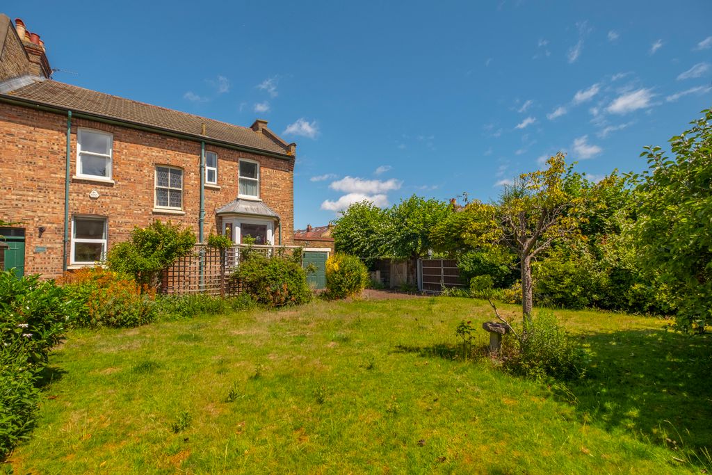 Property photo 2 of 24