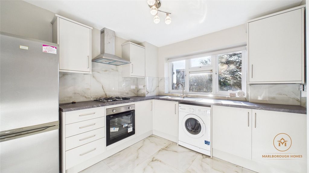 Property photo 2 of 19 South Woodford E18