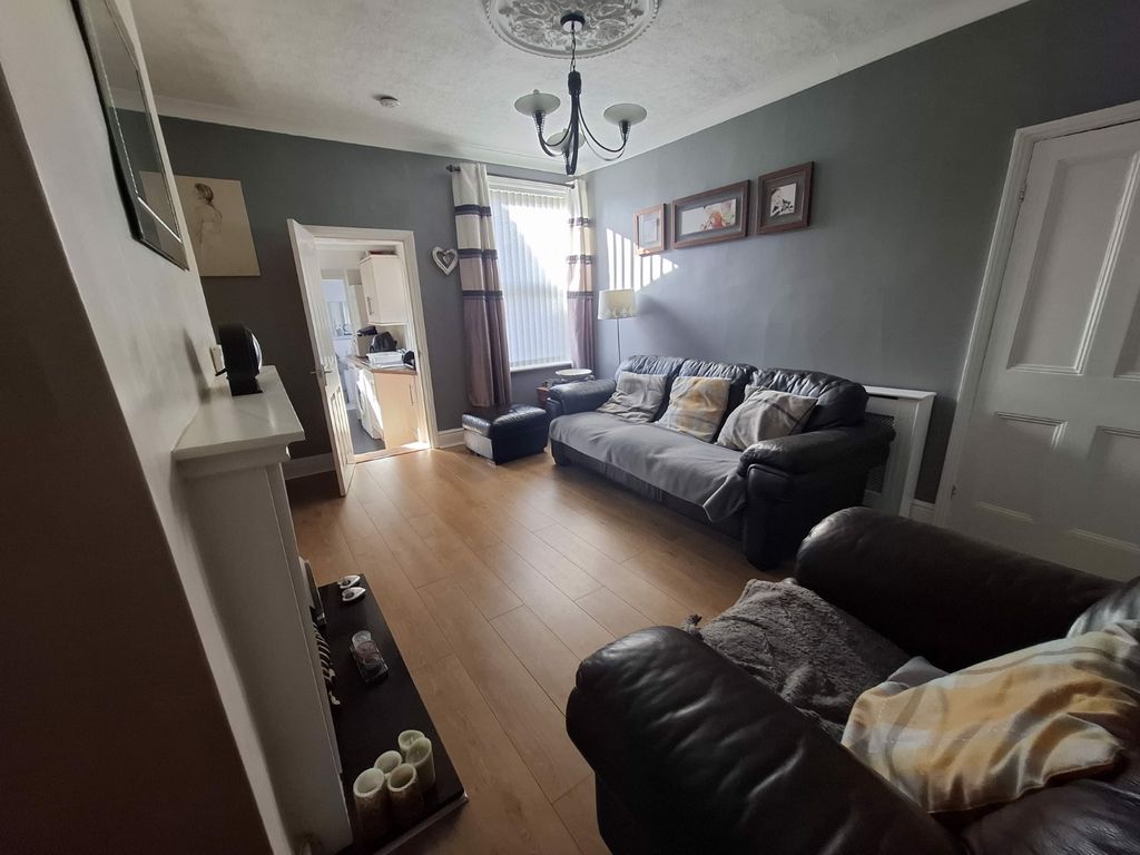 Property photo 3 of 22 Living Room 15'8 x 12'11