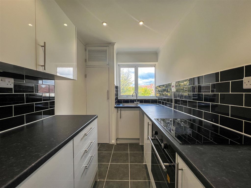 Property photo 3 of 8 Kitchen