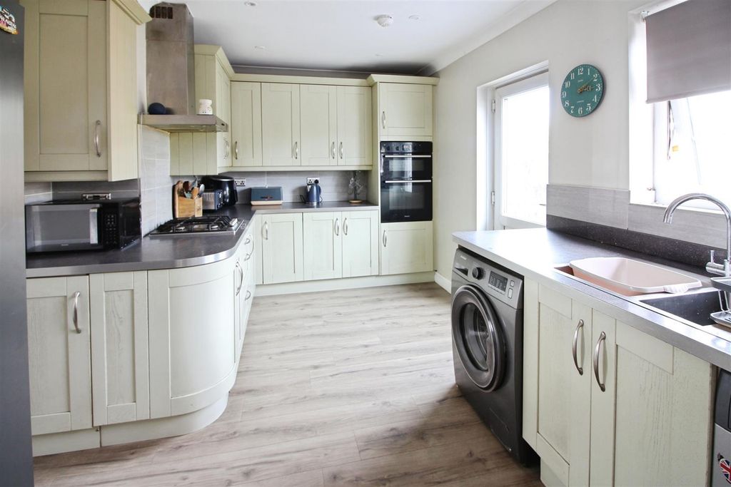 Property photo 3 of 11 Kitchen