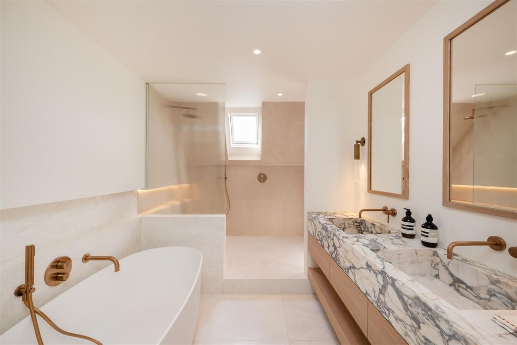 Property photo 3 of 21 Flat 5 Walton House Hi-24.Jpg