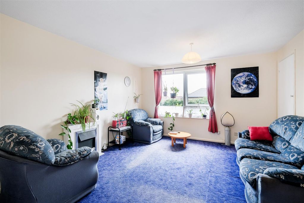 Property photo 3 of 14 10 Fosters Close-7.Jpg