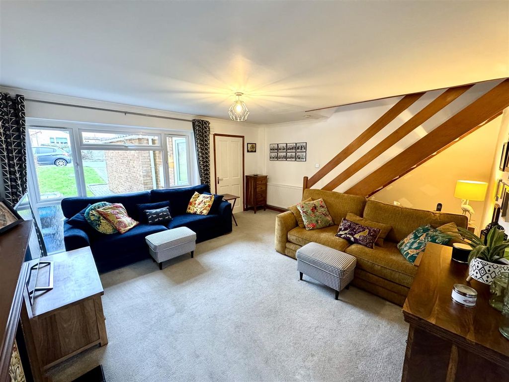 Property photo 2 of 16 Lounge